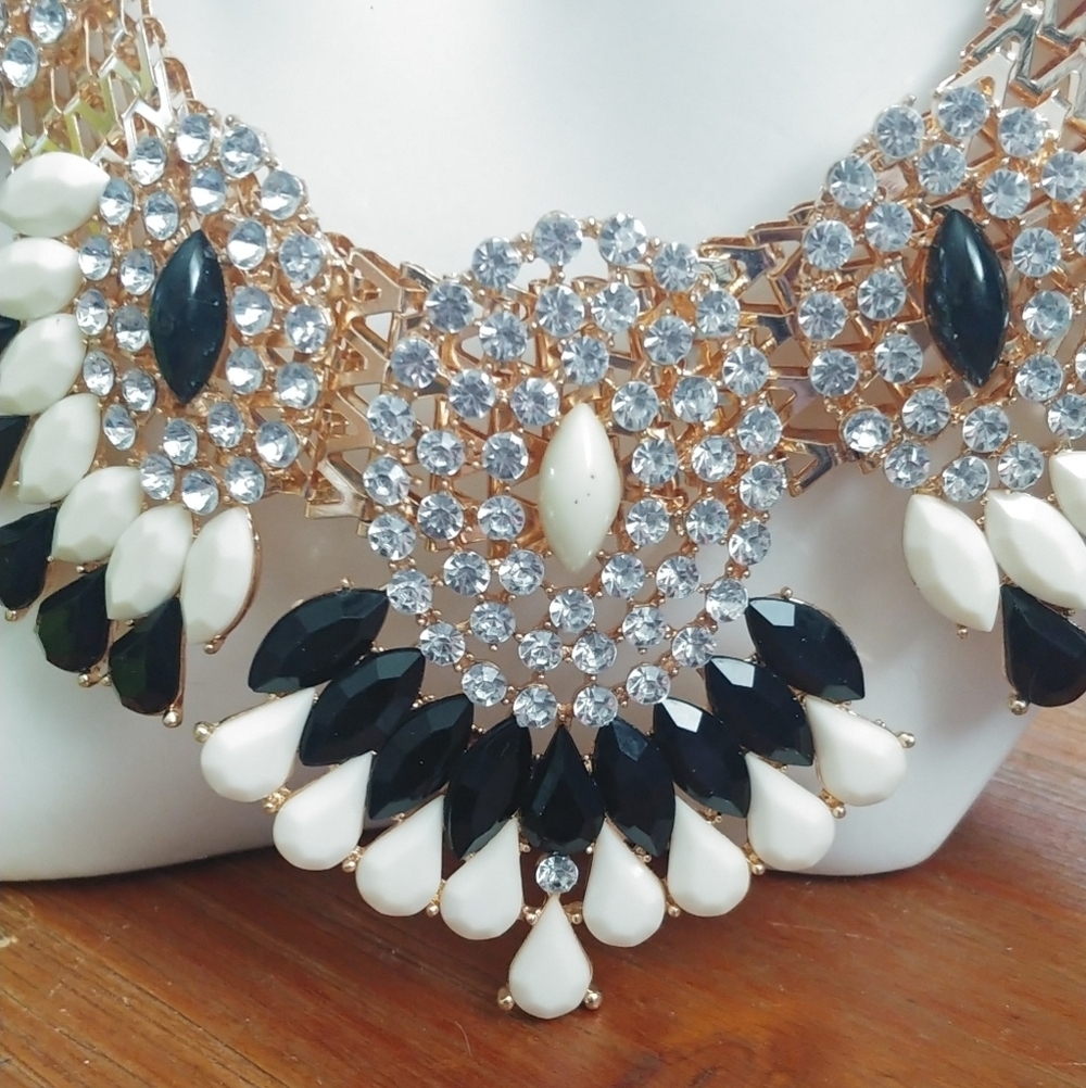 Stunning Statement Gold Rhinestone Necklace Set - Picture 4 of 8